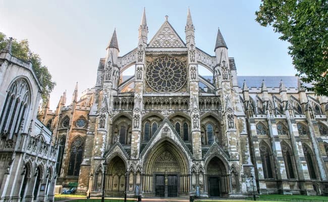 Gothic Architecture Style: Blending Elegance and Mystery in Interior and Exterior Design